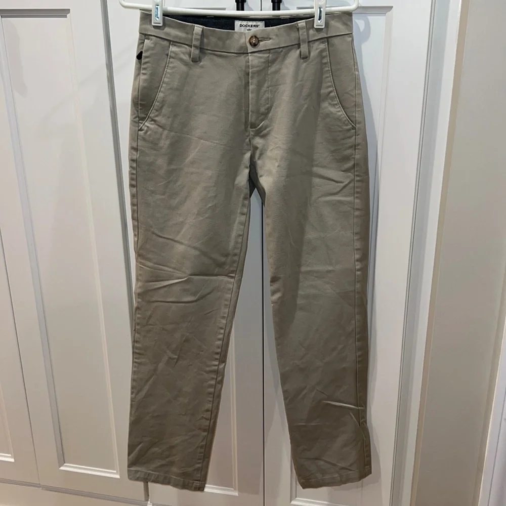 Dockers Khaki Pants 28 x 32 Slim Tapered Zip Pocket Hardly Worn